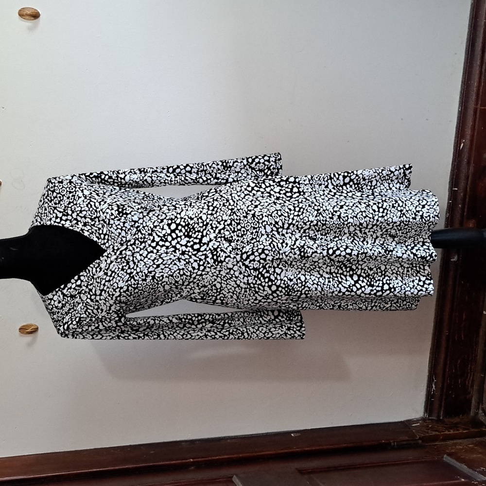 Banana Republic True Wrap Dress Size Md Midi Black Geometric White Drapes Well